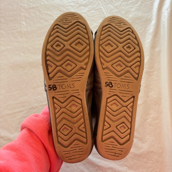 TOMS Alparagatas metallic silver hole flexs Slip-On flats
SZ 8 NWOT main image 12